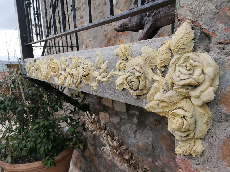 decorazione a stucco di rose in rilievo