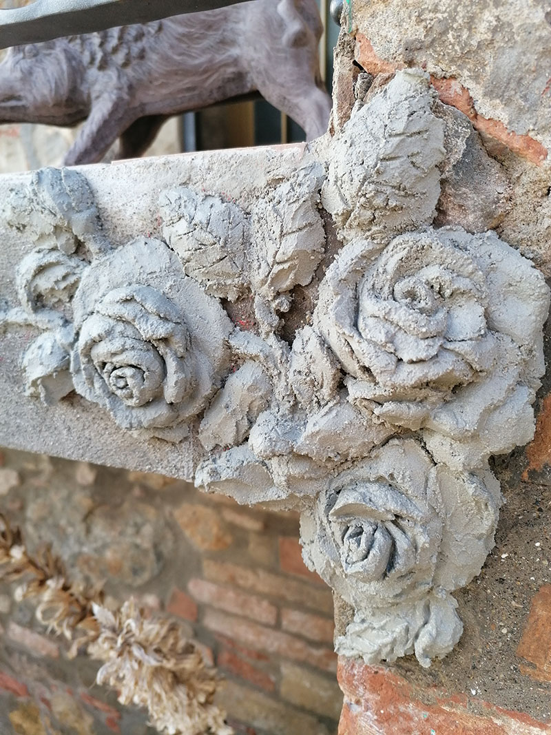 decorazione a stucco di rose in rilievo