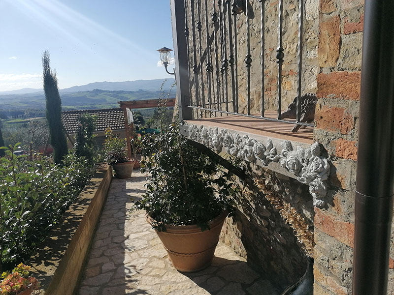 decorazione a stucco di rose in rilievo